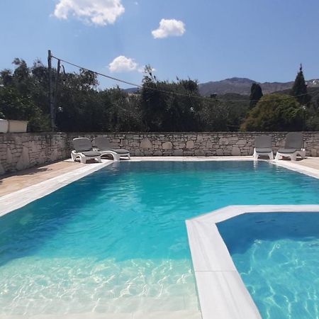 Villa Petrino - Central Flat Location Within Kassiopi. Sleeps 8 Bagian luar foto