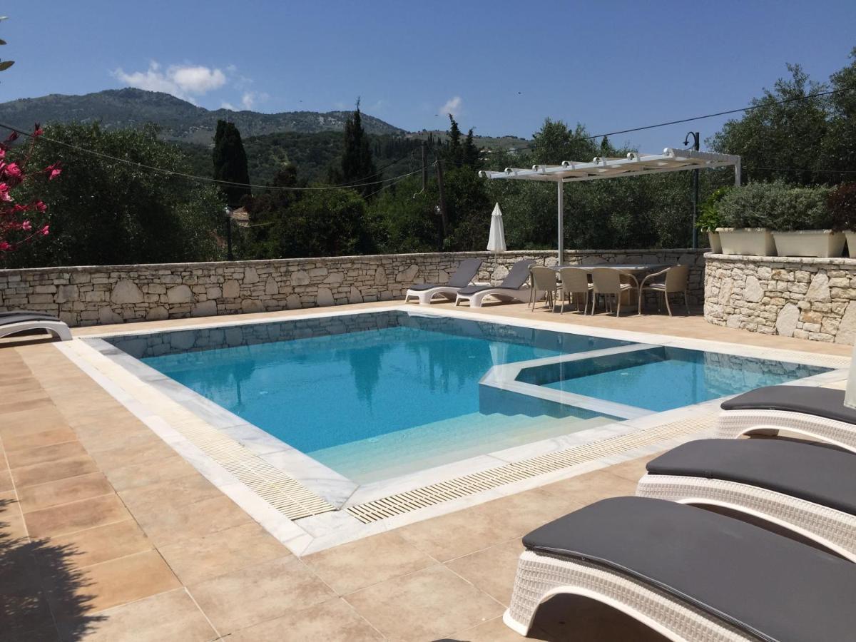 Villa Petrino - Central Flat Location Within Kassiopi. Sleeps 8 Bagian luar foto