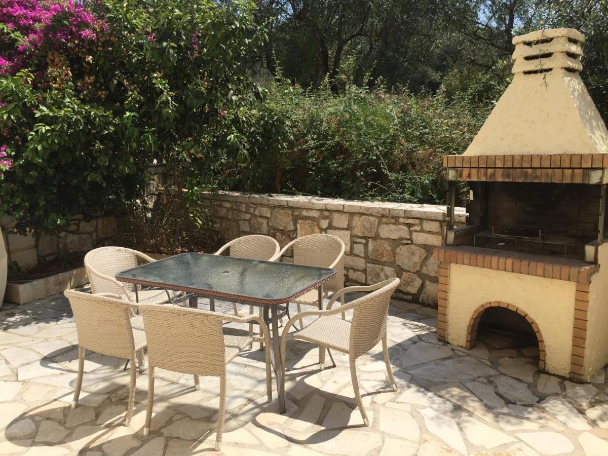 Villa Petrino - Central Flat Location Within Kassiopi. Sleeps 8 Bagian luar foto