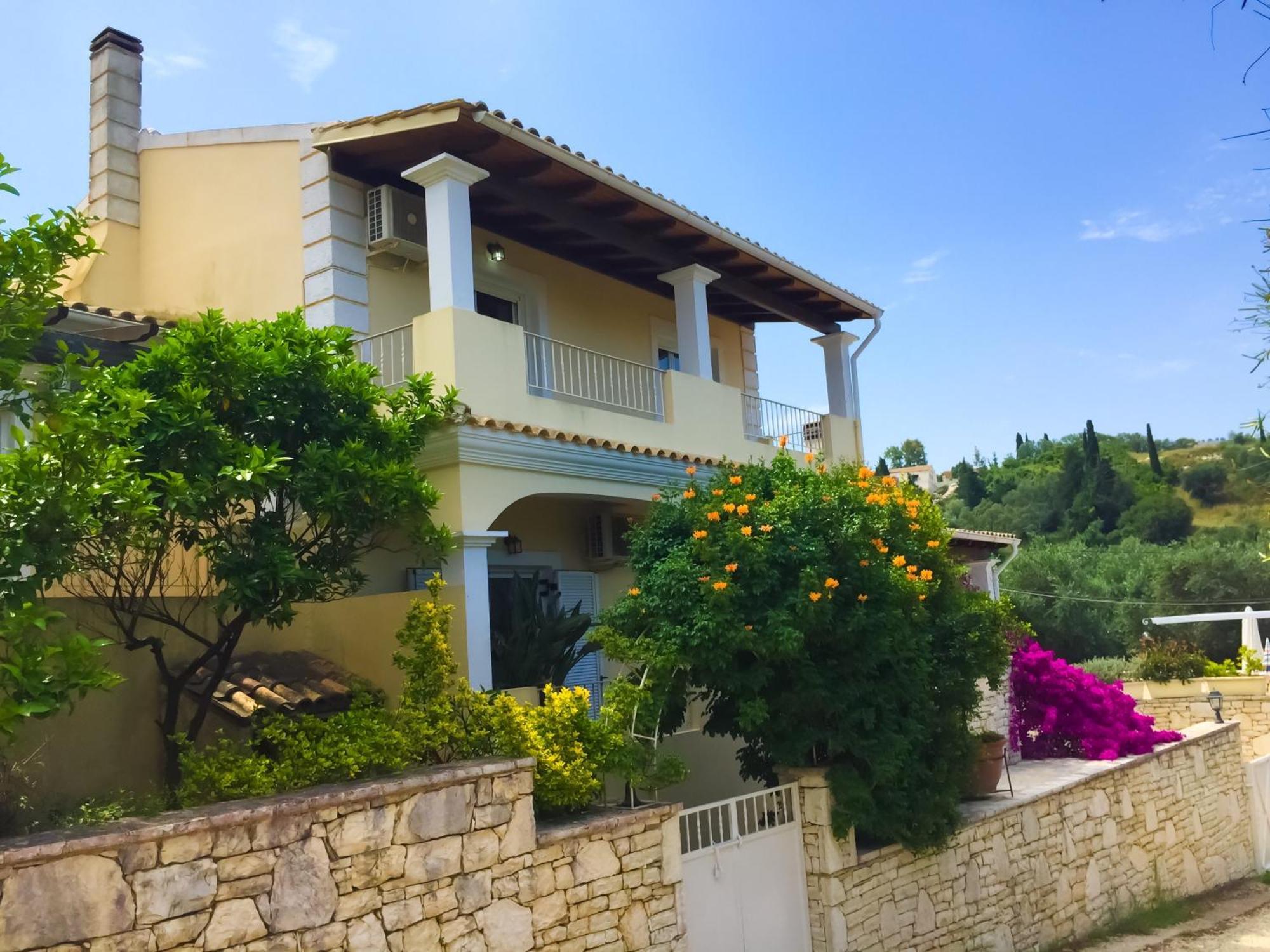 Villa Petrino - Central Flat Location Within Kassiopi. Sleeps 8 Bagian luar foto